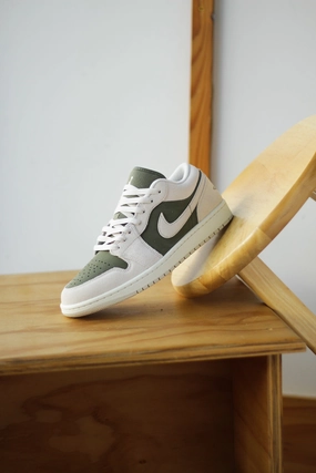 AIR JORDAN 1 LOW SE "MEDIUM OLIVE/LT OREWOOD BRN-SAIL" Nike Weight Training Shoes
