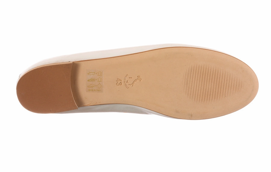 Am Tilly White Gucci Loafers With Bee