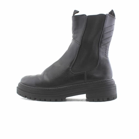 A.NEW DAY . Difference Between Badminton And Tennis Shoes