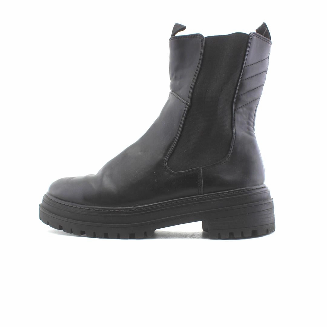 A.NEW DAY . Badminton Shoes Vs Running Shoes