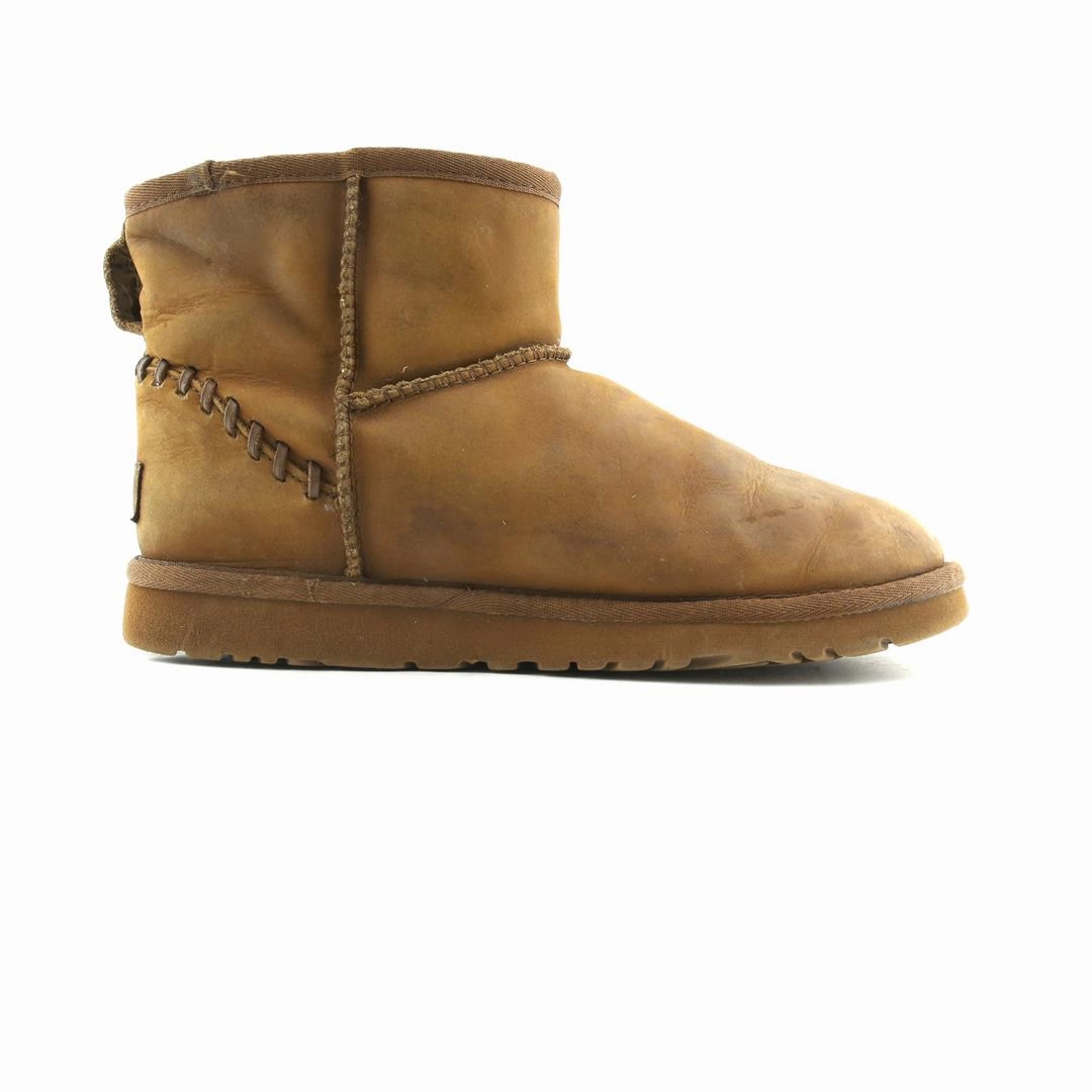 Difference Between Volleyball And Badminton Shoes UGG   CLASSIC ULTRA MINI